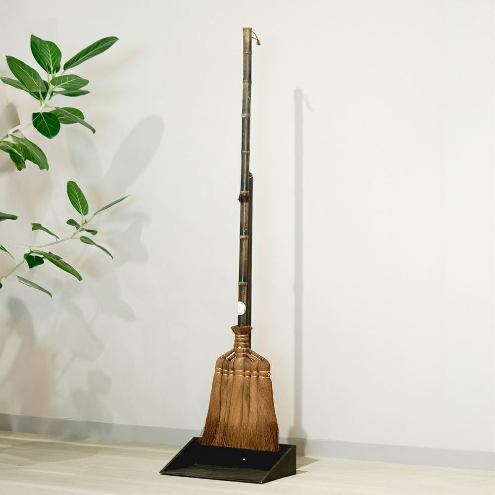 山本勝之助商店】手作り木製ちりとり 無垢(紀州檜)・ブラウン/&7玉長柄